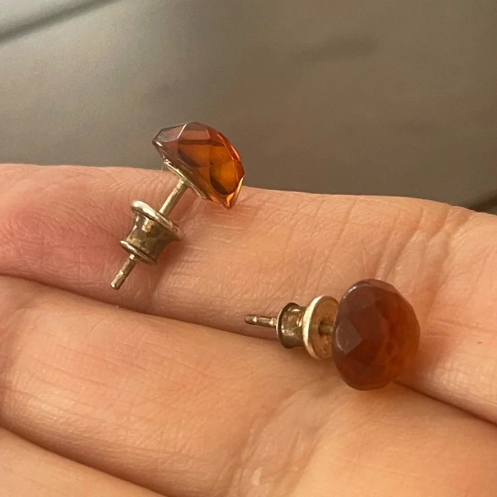 Faceted natural Baltic honey amber sterling silver stud earrings - Picture 3 of 4